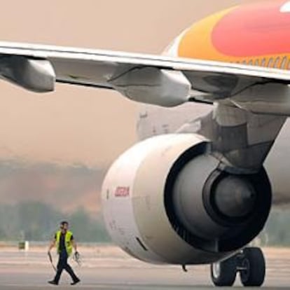 Un avión de largo radio de Iberia se prepara para iniciar un vuelo.