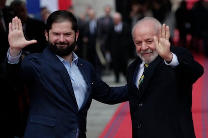 Gabriel Boric y Luiz Inácio Lula da Silva a su llegada al Palacio de La Moneda este lunes, en Santiago, en agosto de 2024.
