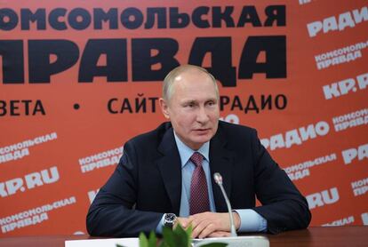 El presidente ruso, Vladímir Putin, asiste a una reunión con los principales medios de comunicación para abordar la situación del sector, en la sede del periódico 'Komsomolskaya Pravda', en Moscú el 11 de enero de 2018.