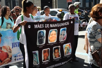 Grupo de mães da favela de Manguinhos, cujos filhos também foram assassinados pela polícia, também estiveram presentes no ato que lembrou dos 25 anos da chacina da Candelária.