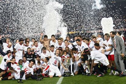 La plantilla al completo del Sevilla festeja el triunfo sobre el césped del Camp Nou.