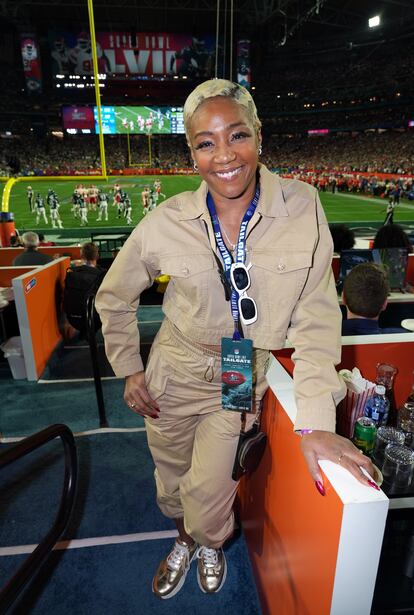 La humorista y actriz Tiffany Haddish en las gradas del State Farm Stadium, en la ciudad de Glendale (Arizona).