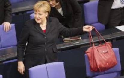 La canciller alemana, Angela Merkel, a su llegada hoy al Parlamento alemán o "Bundestag", en Berlín.