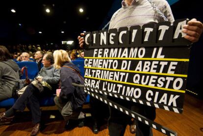 El cine Adriano de Roma, ayer. En la claqueta: "Paremos el cemento de Abete o este será el último clac".