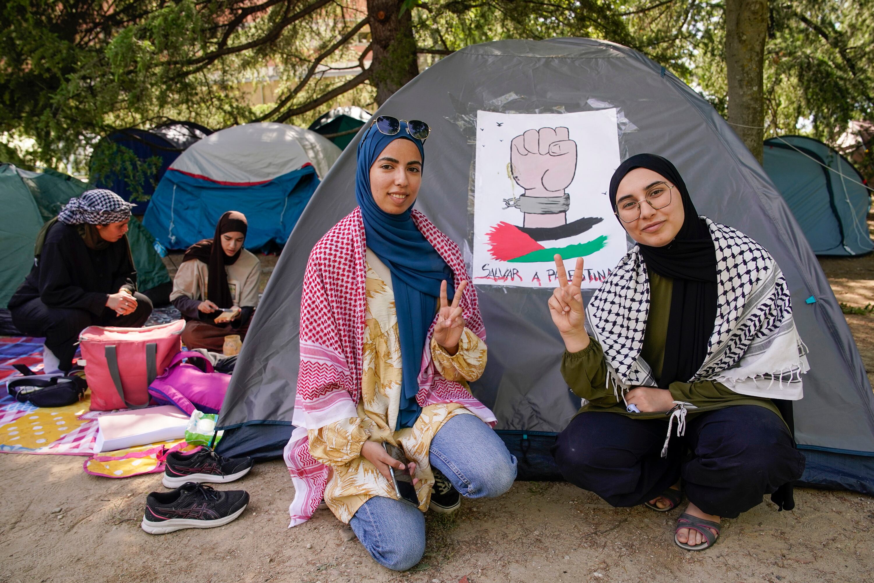A la izquierda Khaoula Qazdar, de 24 años, y la derecha Fátima Chellaf, de 20 años, el pasado sábado en la acampada de Ciudad Universitaria de Madrid.