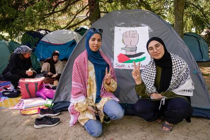 A la izquierda Khaoula Qazdar, de 24 años, y la derecha Fátima Chellaf, de 20 años, el pasado sábado en la acampada de Ciudad Universitaria de Madrid.