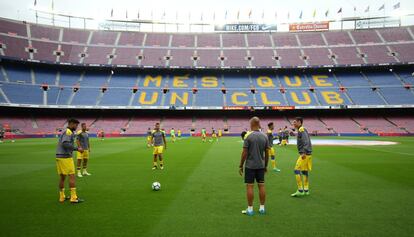 Los jugadores de Las Palmas calientan en el estadio Camp Nou antes del comienzo del partido que se jugará a puerta cerrada.