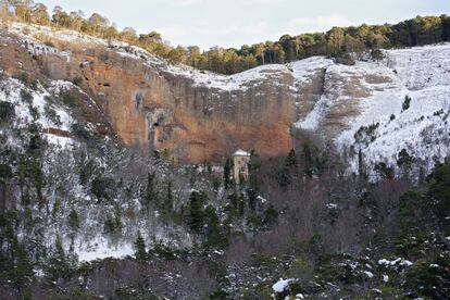 El real monasterio de San Juan de la Peña (Huesca), en una bella imagen bajo la nieve. Este monumento está en un paraje entre rocas, en el Alto Aragón. Fue centro del poder religioso y político durante los siglos XI y XII.