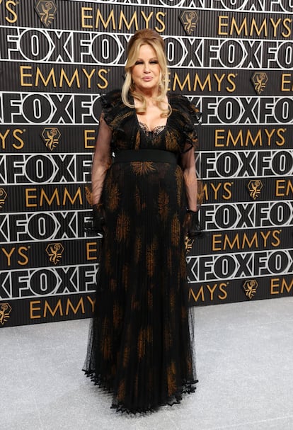 Jennifer Coolidge ganó el premio por su trabajo en 'The white lotus'. Recogió el Emmy con este vestido negro de Etro hecho a medida. 