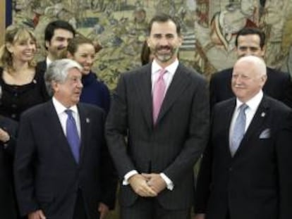El príncipe de Asturias recibió hoy en audiencia en el Palacio de la Zarzuela a una representación de los participantes en el congreso de la Organización de Patronales de Capitales Europeas (OPCE), presidida por el vicepresidente de la CEOE, Arturo Fernández (i).