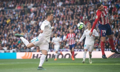 Cristiano Ronaldo marca el gol del Madrid al Atlético.