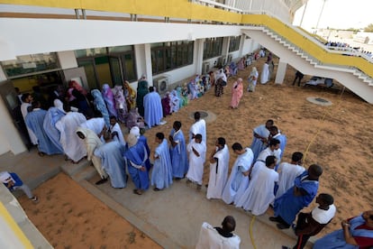 Los votantes hacen cola a las puertas de un colegio electoral en Nouakchott. 