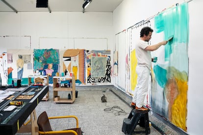 El nuevo estudio de pintura del artista sevillano Miki Leal se encuentra en una antigua fábrica de cerámica en la localidad portuguesa de Vimeiro. Se trata de un espacio diáfano en el que puede trabajar en varias obras al mismo tiempo.