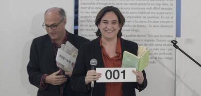 La alcaldesa Ada Colau y el presidente de la Fundación Joan Brossa, Vicenç Altaió, al comienzo del maratón de lectura.