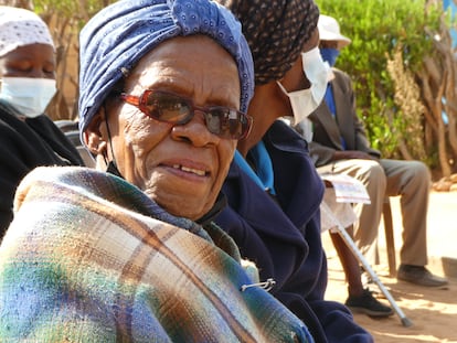 Mmaphone Gaadinagme, de 88 años, en un centro social de la localidad de Thamaga, a unos 40 km de Gaborone, la capital de Botsuana, el 9 de agosto.