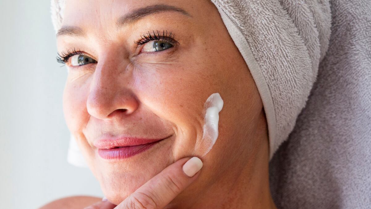 La crema antiedad con protección solar Revitalift Filler de L’Oréal es perfecta para simplificar tu rutina de cuidado facial. 