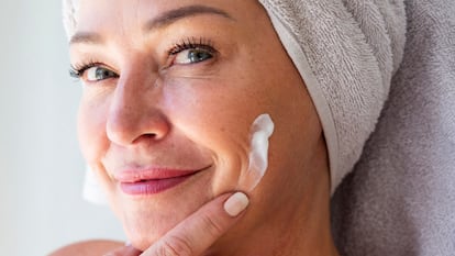 Artículo EL PAÍS Escaparate sobre una crema antiedad con protección solar de L´Oréal.
