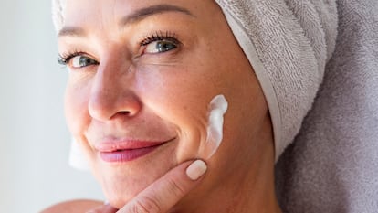 Artículo EL PAÍS Escaparate sobre una crema antiedad con protección solar de L´Oréal.
