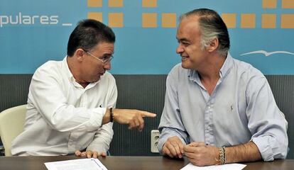 Seraf&iacute;n Castellano, consejero de Gobernaci&oacute;n, junto a Esteban Gonz&aacute;lez Pons, vicesecretario de Estudios y Planificaci&oacute;n del PP nacional.