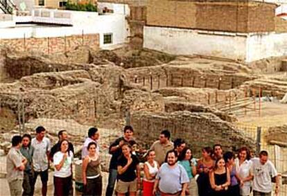 Parte del grupo que comenzó a trabajar ayer en la ciudad romana de Itálica.