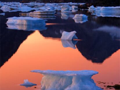 Un iceberg flota en la bahía de Kulusuk (Groenlandia), en el Ártico.