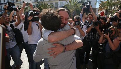 José María Gonzélz, 'Kichi', recibe a Pablo Iglesias delante del Ayuntamiento de Cádiz.