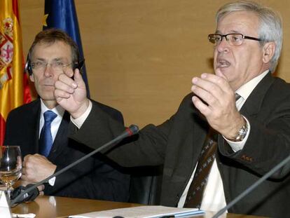 Andris Piebalgs, comisario de Energía, y Joan Clos, en la sede del Ministerio de Industria, en Madrid.