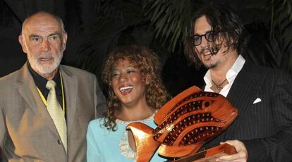 La trayectoria actor Johnny Depp ha sido reconocida en el Festival Internacional de Cine de Bahamas. El encargado de entregarle el premio (con la forma de un pez) ha sido Sean Connery.