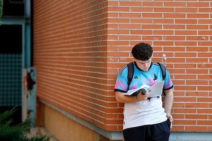 Alumno de la convocatoria extraordinaria de la PAU este martes en la Complutense.