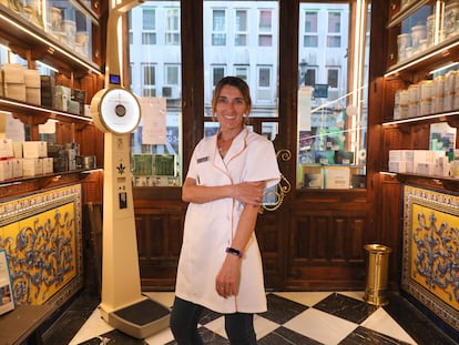 Mónica García, empleada  de la Farmacia Reina Madre, la más antigua de Madrid, ubicada en la calle Mayor.