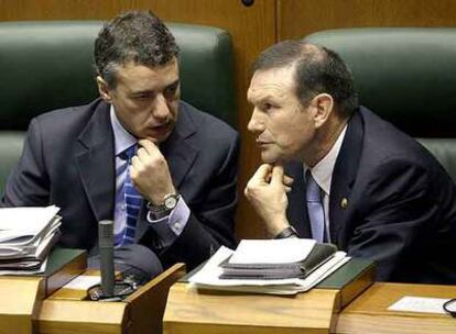 Iñigo Urkullu, portavoz del PNV, y el <i>lehendakari,</i> Juan José Ibarretxe, en el Parlamento vasco.