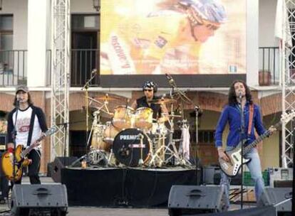 El grupo pinteño 'Mama Kids' actua en la plaza de la Constitución durante la contrarreloj