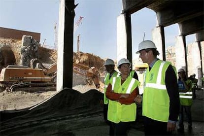 Ruiz-Gallardón visita las obras del nuevo túnel de Pío XII, junto con la concejal de Urbanismo.