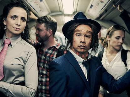 Recreación de un neandertal en el metro de Londres, junto a la paleoantropóloga Ella Al-Shamahi, del documental británico 'Neanderthals: Meet Your Ancestors'.