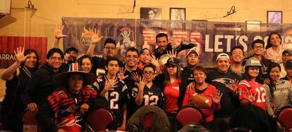 Los aficionados de los Patriots que se reúnen a unos metros del Zócalo.