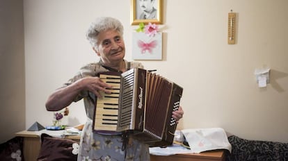 Angelina Arsova, de 85 años trabajaba como ingeniera de la construcción. Hoy vive en el asilo de Kutovo, en Vidin, Bulgaria.