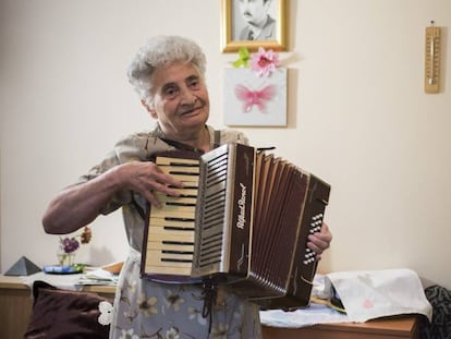 Angelina Arsova, de 85 años trabajaba como ingeniera de la construcción. Hoy vive en el asilo de Kutovo, en Vidin, Bulgaria.