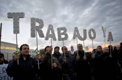 Trabajadores de Navantia San Fernando durante la manifestación que han realizado hoy pidiendo carga de trabajo y la puesta en libertad de 8 jóvenes que fueron detenidos la semana pasada en una protesta.