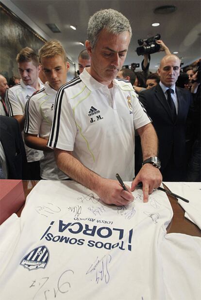 Mourinho firma una camiseta como gesto solidario hacia Lorca.