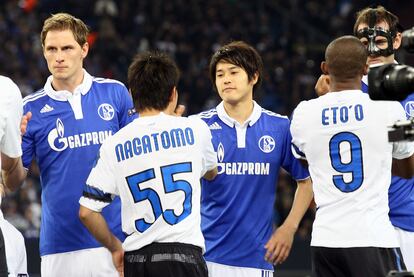Por primera vez en la historia dos jugadores japoneses, Yuto Nagamoto (Inter) y Atsuto Uchida (Shalcke), estuvieron entre los 22 jugadores que inicaron un partido de la Copa de Europa.