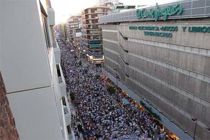Vista íntegra de la manifestación desde uno de los edificios de la avenida Maisonnave de Alicante.