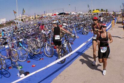 Alrededor de 1.250 personas, de entre 11 y 65 años, participaron ayer en la primera edición de Valencia Triatlón, celebrada en el Puerto de la Copa del América, el circuito urbano de fórmula 1 y la Ciudad de las Artes y las Ciencias.