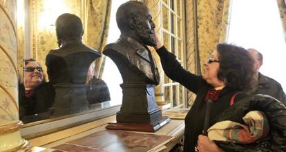 Una de las visitantes ciegas palpa el busto de Víctor Chávarri.