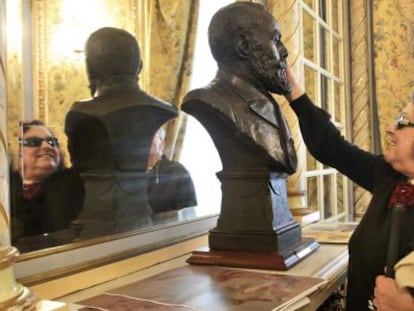 Una de las visitantes ciegas palpa el busto de Víctor Chávarri.