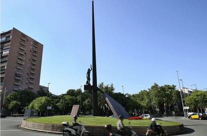 Monument a la II República a la plaça Llucmajor.