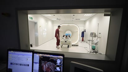 Un voluntario, durante una prueba médica, en el Centro Nacional de Investigaciones Cardiovasculares, en Madrid