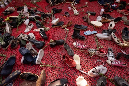 Los manifestantes colocaron cientos de zapatos en una red a las puertas del Palacio de Gobierno del Estado de Jalisco, en la ciudad de Guadalajara.