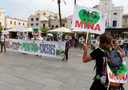 Marcha reivindicativa a Mérida, impulsada por la Plataforma Salvemos la Montaña contra la mina de litio de Valdeflores.