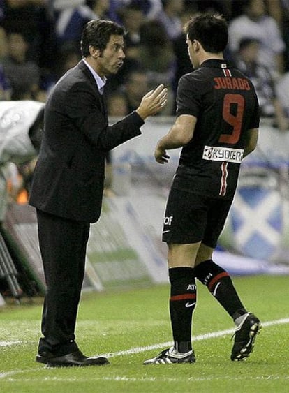 El técnico rojiblanco da órdenes a Jurado, autor del gol atlético ante el Tenerife