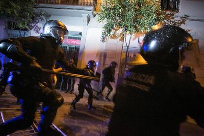 Agentes de los Mossos d’Esquadra, durante una carga policial.